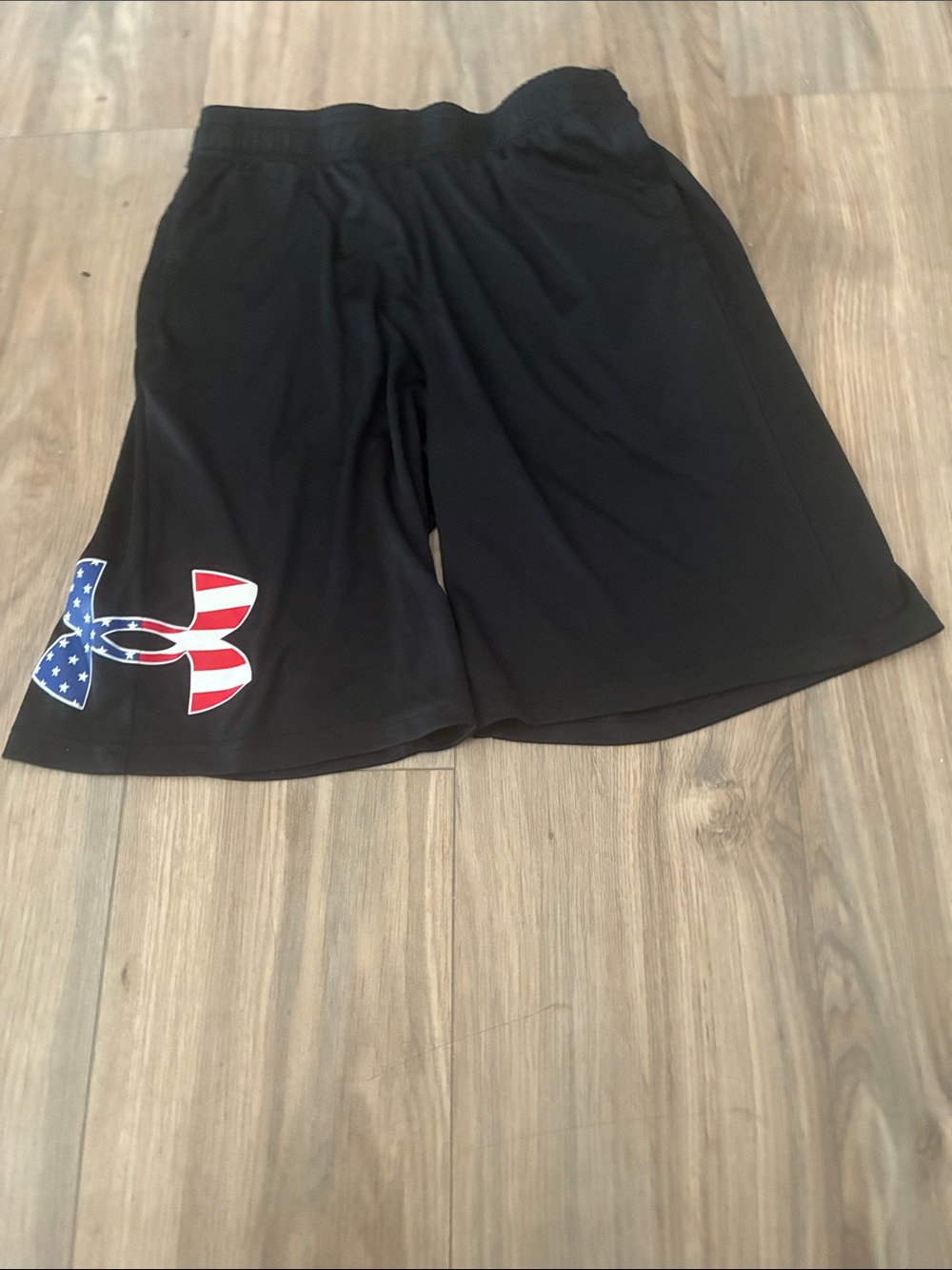 UNDER ARMOUR BOYS BLACK W/ AMERICAN FLAG LOGO SIZE YXL
